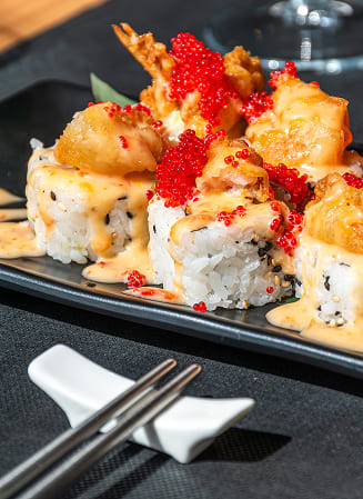 Roll de langostino crujiente con tobiko