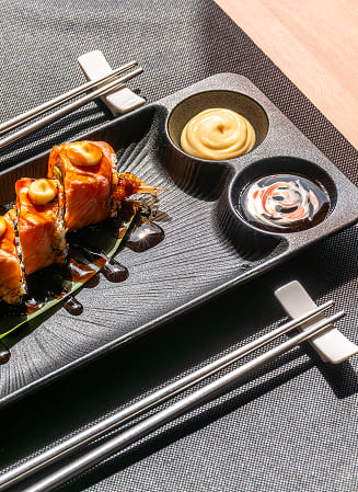 Roll de salmón con salsas
