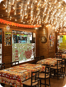 Sala de Antojitos con mesas y luces