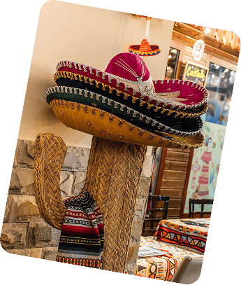 Sombreros y detalle de la sala de Antojitos