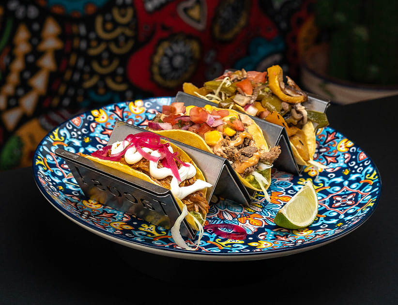 Tacos para compartir en plato de talavera