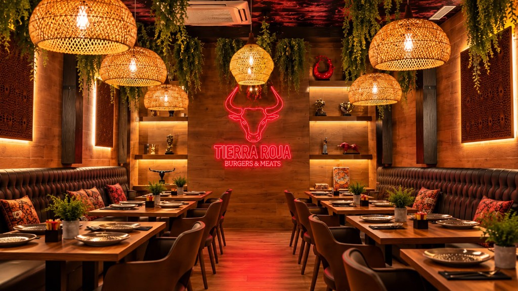 Sala de Tierra Roja con el neón y las lámparas de mimbre