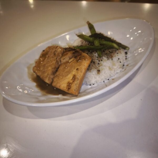 SALMON PLANCHA CON ARROZ