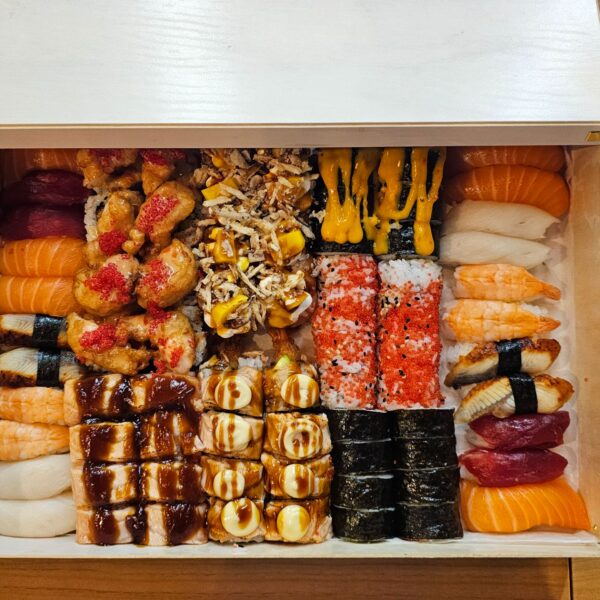 SUSHI VARIADO 78* PREMIUM EN CAJA DE MADERA