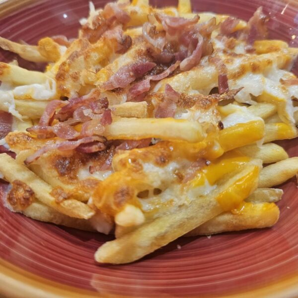 PATATAS FRITAS CON BACON Y QUESO