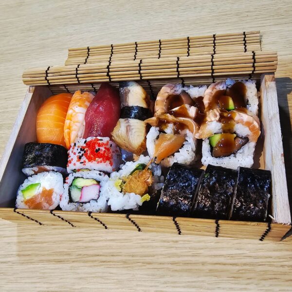 SUSHI VARIADO 16 * PREMIUM EN CAJA DE BAMBÚ